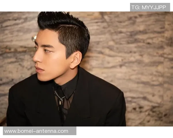 足球明星齐聚一堂身着西装展现绅士风范的精彩瞬间